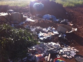 População continua descartando lixo em fundos de vale